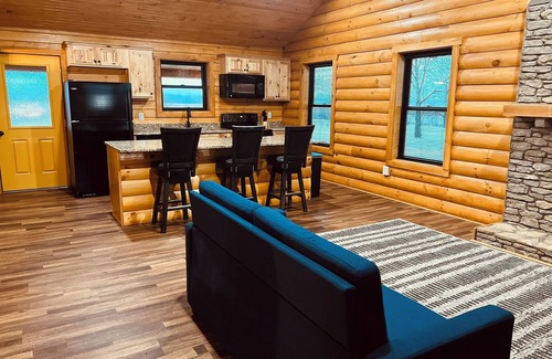 Harrodsburg Cabina | Private Cozy Cabin on Bourbon Trail with Hot Tub