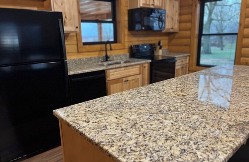 Harrodsburg Cabina | Private Cozy Cabin on Bourbon Trail with Hot Tub