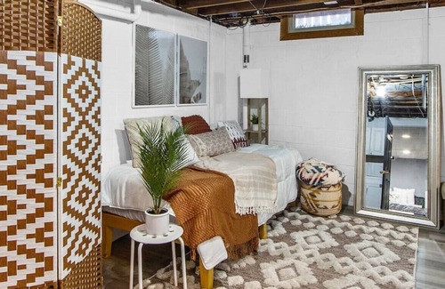 Eastwood Casa | PRIVATE Cozy Finished Basement with backyard oasis