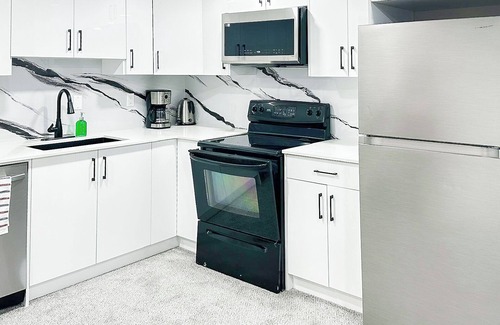 Airdrie Casa | Private, Cozy, Lux, Spacious One Bedroom Suite