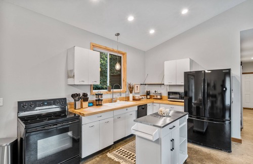 Anderson Township Cabaña | Private & Cozy Modern Bungalow Conveniently Located