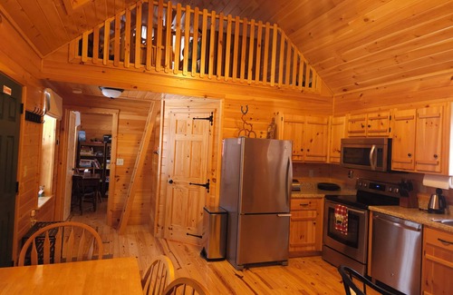Putney Cabina | Private Cozy Mountain Cabin Hideaway