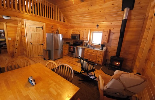 Putney Cabina | Private Cozy Mountain Cabin Hideaway
