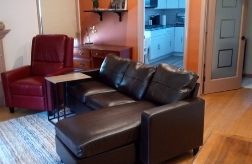 South Wrigley Apartamento | Private, cozy-newly remodeled