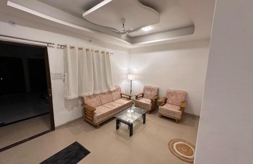 Indore Casa | Private Cozy Room in Central Flat