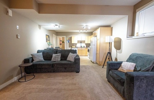 Grande Prairie Apartamento | Private Cozy Suite | Full Kitchen | Smart TV | WIFI