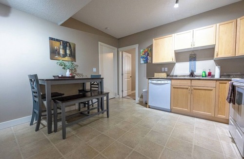 Grande Prairie Apartamento | Private Cozy Suite | Full Kitchen | Smart TV | WIFI