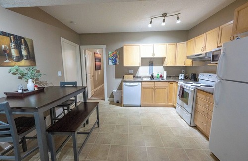 Grande Prairie Apartamento | Private Cozy Suite | Full Kitchen | Smart TV | WIFI