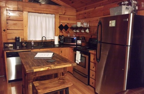 Topton Cabina | Private Creekside Cabin w/Hot Tub in the Nantahala Gorge