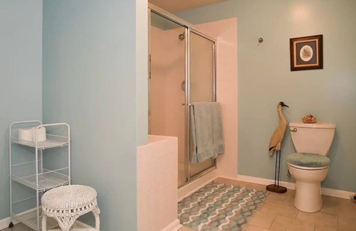 Kingston Lakes Apartamento | Private DayLight Basement, Own Entrance, 1800 s/f