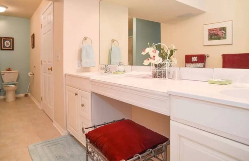 Kingston Lakes Apartamento | Private DayLight Basement, Own Entrance, 1800 s/f