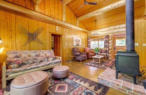 Arlington Heights Casa | Private Deck Dog-Friendly Arlington Cabin