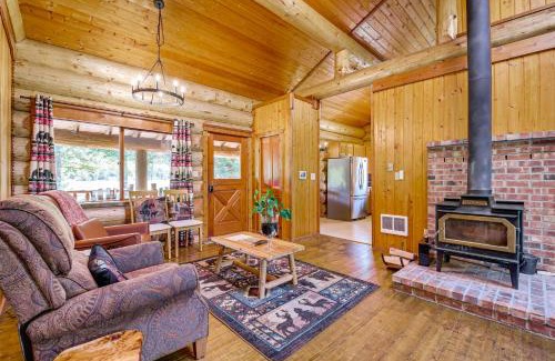 Arlington Heights Casa | Private Deck Dog-Friendly Arlington Cabin