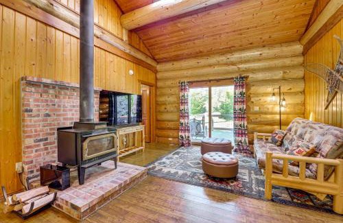 Arlington Heights Casa | Private Deck Dog-Friendly Arlington Cabin