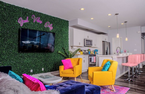 Dupont Casa | Private Denver Colorful Colorado Retreat w/ Fire Pit