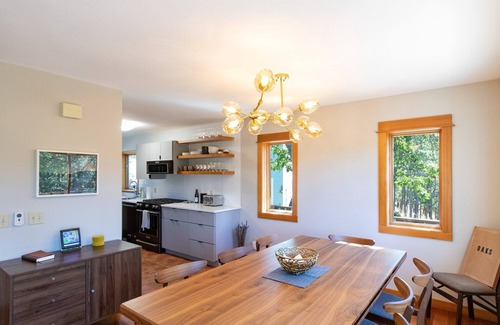 Lyle Casa | Private Disc Golf Course, Escape to Paradise in The Oaks, Hot Tub, Gorgeous Seclusion