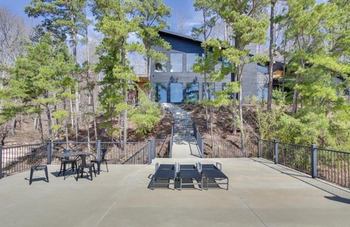 Waterloo Casa | Private Dock and River Views Modern Gem in Waterloo