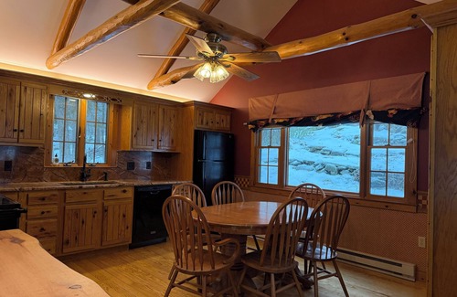 Paupack Cabina | PRIVATE DOCK!! Cozy Lakefront Cabin RIGHT on Lake Wallenpaupack