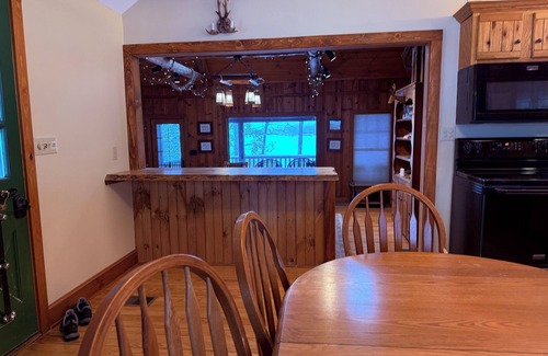 Paupack Cabina | PRIVATE DOCK!! Cozy Lakefront Cabin RIGHT on Lake Wallenpaupack