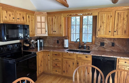 Paupack Cabina | PRIVATE DOCK!! Cozy Lakefront Cabin RIGHT on Lake Wallenpaupack