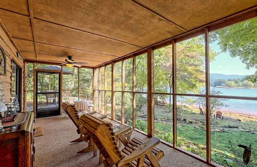 Hiawassee Casa | Private Dock, Mountain View, Lake Front, 2 kayaks, 2 SUPs, 1 canoe, Hot tub