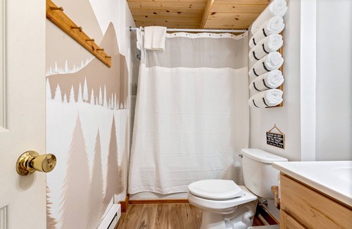 Bethel Cabina | Private dog-friendly lodge with hot tub, mountain views, and fenced-in yard