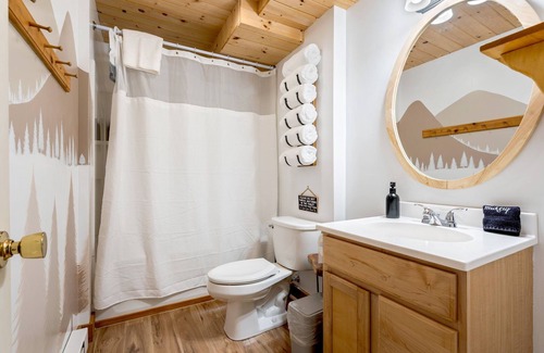 Bethel Cabina | Private dog-friendly lodge with hot tub, mountain views, and fenced-in yard