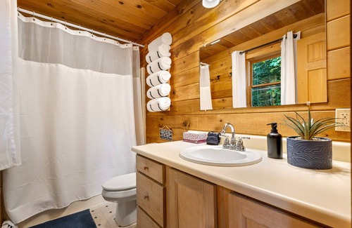 Bethel Cabina | Private dog-friendly lodge with hot tub, mountain views, and fenced-in yard