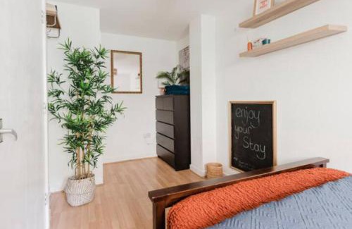 Sands End Casa | Private double room & private bathroom in our home