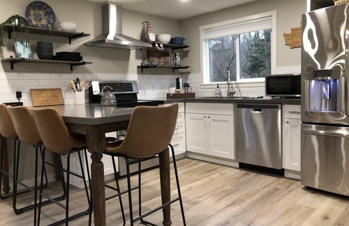 North Bend Cabaña | Private downtown home VIEWS -OUTDOOR TUBS + Fire Pit