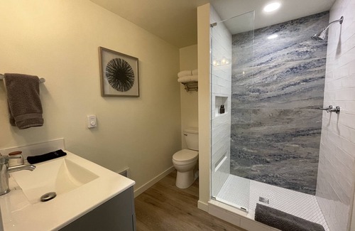 North Bend Cabaña | Private downtown home VIEWS -OUTDOOR TUBS + Fire Pit