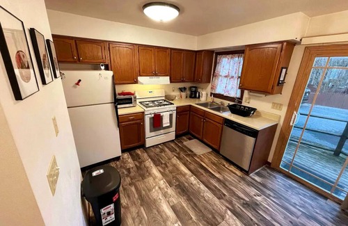 Johnstown Casa | Private duplex in Roxbury near Hospital/Arena - Pet Friendly