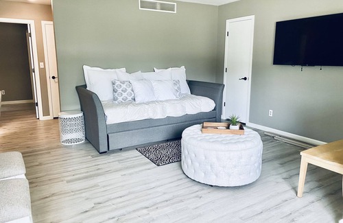 Omro Casa | Private EAA duplex for rent - 15 min from the Airventure site!