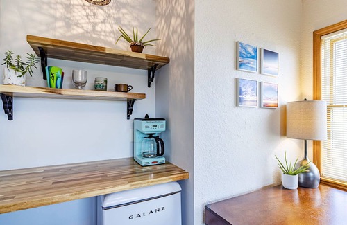 Kitty Hawk Casa | Private efficiency close to the beach & bay! Great for couples. Dog-friendly.