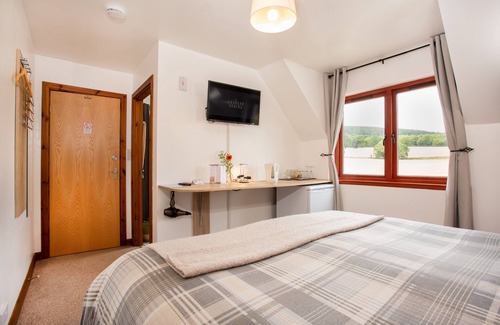 Alness Cama Y Desayuno | Private En-Suite Room with calming views over barley fields and forests beyond.