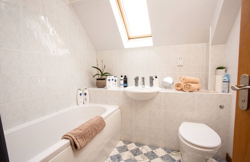 Alness Cama Y Desayuno | Private En-Suite Room with calming views over barley fields and forests beyond.