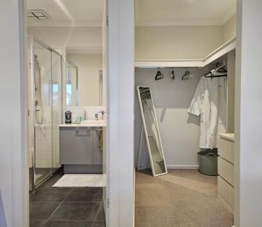 Melbourne Casa | Private Ensuite - Homestay near the Airport