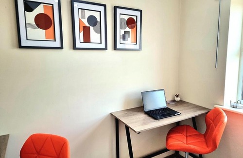 Hamilton Casa | Private Ensuite Room in Modern Home near General Hospital