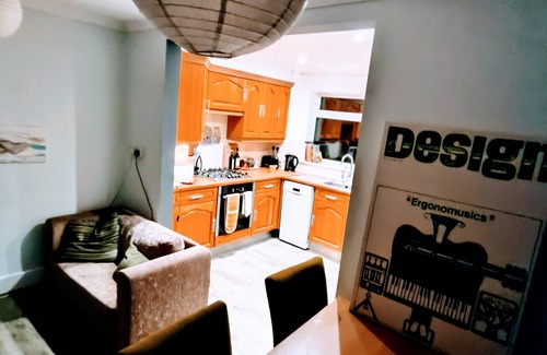 Woodingdean Casa | Private Entire House - 3 Bedrooms, Garden, Parking