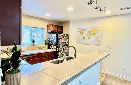 Northeast Colorado Springs Apartamento | Private Entrance\Modern&Cozy Central Bliss\King Villa\55" 4k Roku\Full Kitchen
