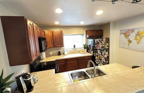 Northeast Colorado Springs Apartamento | Private Entrance\Modern&Cozy Central Bliss\King Villa\55" 4k Roku\Full Kitchen