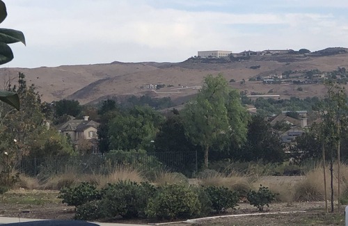 Moorpark Cama Y Desayuno | PRIVATE ENTRANCE guest suite, jacuzzi bath, kitchenette, patio, hillsides.