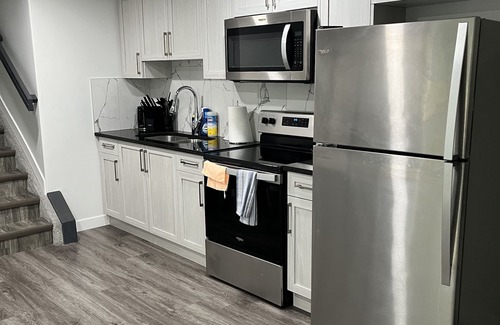 West Edmonton Apartamento | Private entrance, Nice and Cozy 1 bedroom suite near West Edmonton Mall (WEM)