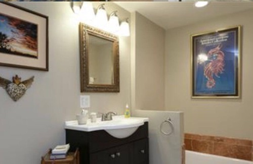 Peter Howell Casa | Entrada privada, estacionamiento y baño, bellamente remodelados.