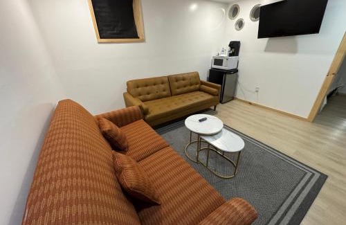Ottawa Division Apartamento | Private Entrance, private Bathroom, Bedroom and workspace