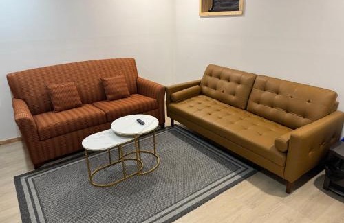 Ottawa Division Apartamento | Private Entrance, private Bathroom, Bedroom and workspace