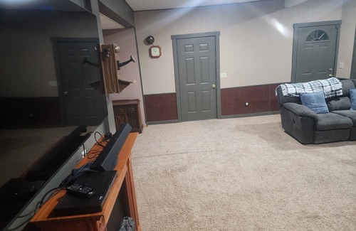 Warrenton Cabina | Private entry, lower area only with gameRoom, living room, bedroom and bathroom.