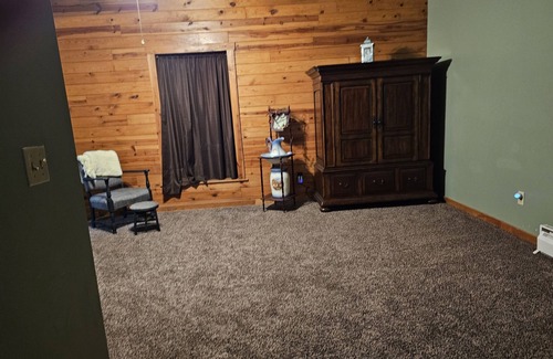 Warrenton Cabina | Private entry, lower area only with gameRoom, living room, bedroom and bathroom.