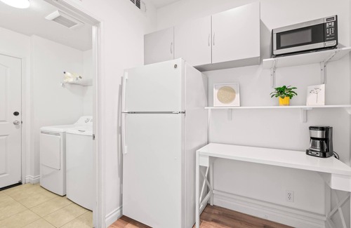 Irvine Industrial Complex-East Apartamento | Private Entry Suite w Patio Bath Kitchenette