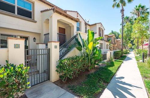 Irvine Industrial Complex-East Apartamento | Private Entry Suite w Patio Bath Kitchenette
